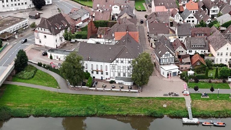 Luftbild vom Hotel, nebenan das Gästahaus und von der Weser