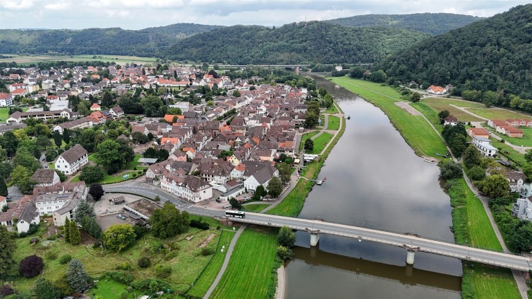 Weserbrücke und Teil des Orts