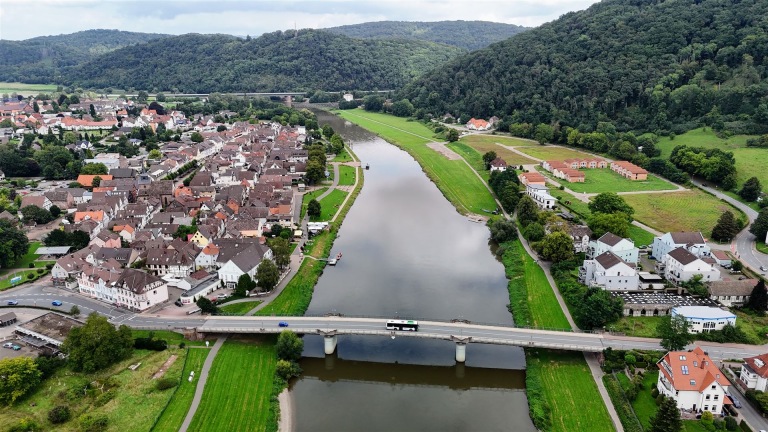 Weserbrücke und Teil des Orts