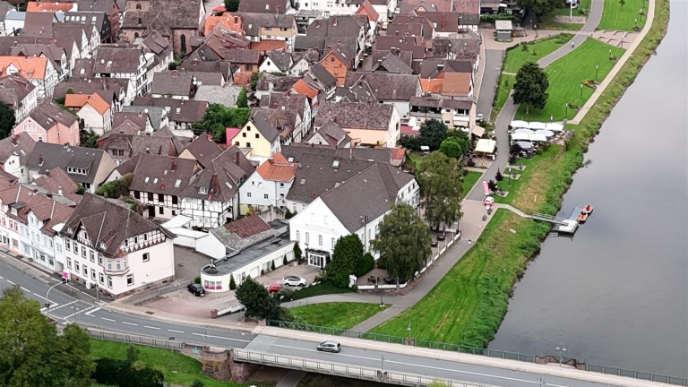 Drohnenbild vom Hotel, nebenan das Gästehaus und von der Weser