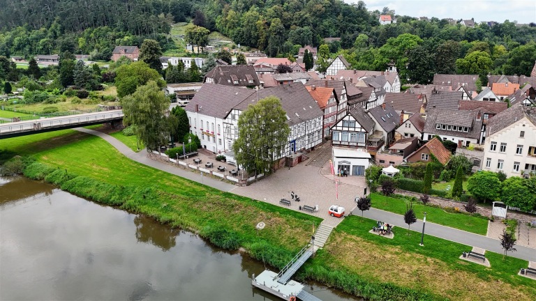 Luftbild vom Hotel, nebenan das Gästehaus, vom Ort und von der Weser