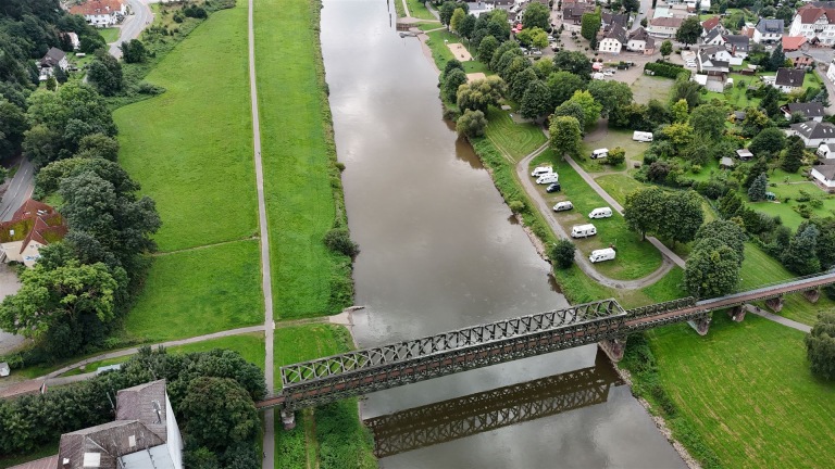 Weserlauf mit alter Eisenbahnbrücke 